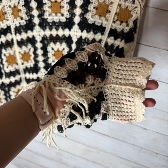 Boho Crochet Knit Granny Square Fringe Hem Cropped Poncho Sweater - Picture 3 of 3